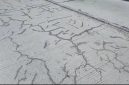 Foto: Kondisi proyek jalan beton nampak retak-retak hitam tambalan aspal.