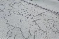 Foto: Kondisi proyek jalan beton nampak retak-retak hitam tambalan aspal.