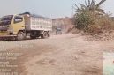 Suasana dumptruck saat memuat material tanah urug keluar lokasi.