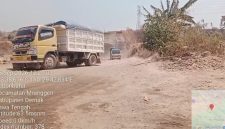 Suasana dumptruck saat memuat material tanah urug keluar lokasi.