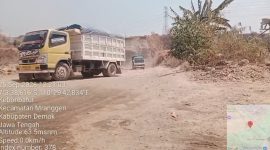 Suasana dumptruck saat memuat material tanah urug keluar lokasi.