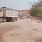 Suasana dumptruck saat memuat material tanah urug keluar lokasi.