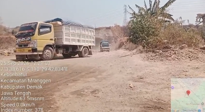 Suasana dumptruck saat memuat material tanah urug keluar lokasi.