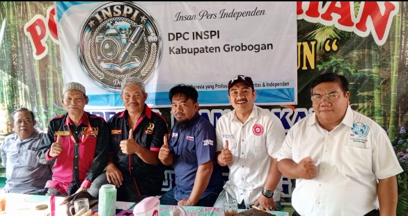 Usai rapat pembentukan kepengurusan INSPI Grobogan, para pengurus foto bersama.