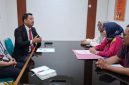 John L. Situmorang, penasihat hukum pemilik rumah, saat menyampaikan protes resmi terkait panggilan eksekusi yang diterima kliennya.