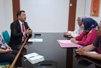 John L. Situmorang, penasihat hukum pemilik rumah, saat menyampaikan protes resmi terkait panggilan eksekusi yang diterima kliennya.