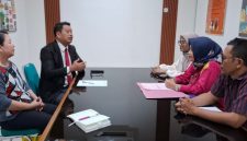 John L. Situmorang, penasihat hukum pemilik rumah, saat menyampaikan protes resmi terkait panggilan eksekusi yang diterima kliennya.