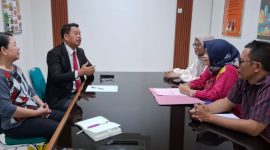 John L. Situmorang, penasihat hukum pemilik rumah, saat menyampaikan protes resmi terkait panggilan eksekusi yang diterima kliennya.
