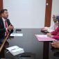John L. Situmorang, penasihat hukum pemilik rumah, saat menyampaikan protes resmi terkait panggilan eksekusi yang diterima kliennya.