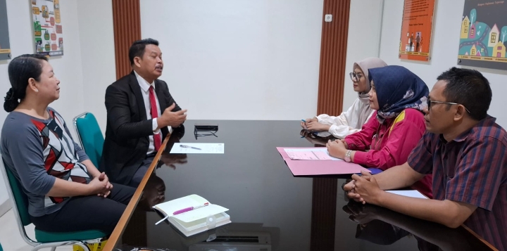 John L. Situmorang, penasihat hukum pemilik rumah, saat menyampaikan protes resmi terkait panggilan eksekusi yang diterima kliennya.