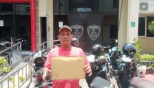 Foto: Ukesz, korban penipuan dugaan jual beli mobil, saat melaporkan ke Polrestabes Semarang.