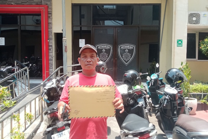 Foto: Ukesz, korban penipuan dugaan jual beli mobil, saat melaporkan ke Polrestabes Semarang.