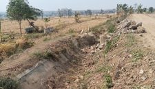 Foto: Saluran irigasi, nampak kering.