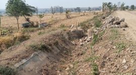 Foto: Saluran irigasi, nampak kering.