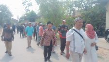 Foto: H. Moh. Asrori, didampingi istri (Nurkhasanah) bersama ratusan warga pendukung, berjalan kaki menuju kantor sekretariat panitia Pilkades, untuk mendaftar bakal calon kades Putatnganten. Senin (12/10/2026).