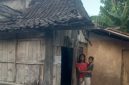 Foto: Endang, dan anaknya.