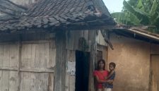 Foto: Endang, dan anaknya.