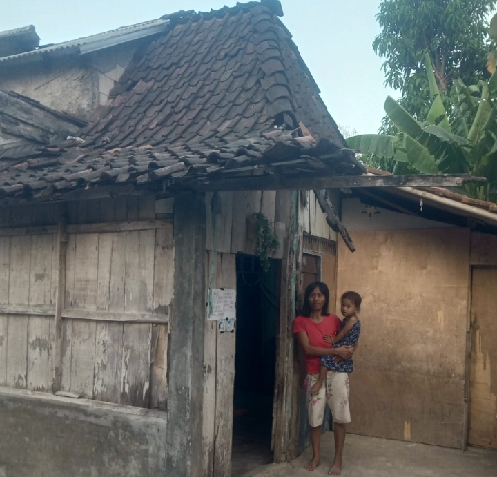 Foto: Endang, dan anaknya.