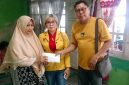 Deni, pemilik angkringan 'Murup' saat memberikan santunan kepada keluarga almarhum Triyono. Nampak Vio Sari mendampingi.