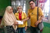 Deni, pemilik angkringan 'Murup' saat memberikan santunan kepada keluarga almarhum Triyono. Nampak Vio Sari mendampingi.