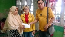 Deni, pemilik angkringan 'Murup' saat memberikan santunan kepada keluarga almarhum Triyono. Nampak Vio Sari mendampingi.