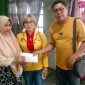 Deni, pemilik angkringan 'Murup' saat memberikan santunan kepada keluarga almarhum Triyono. Nampak Vio Sari mendampingi.