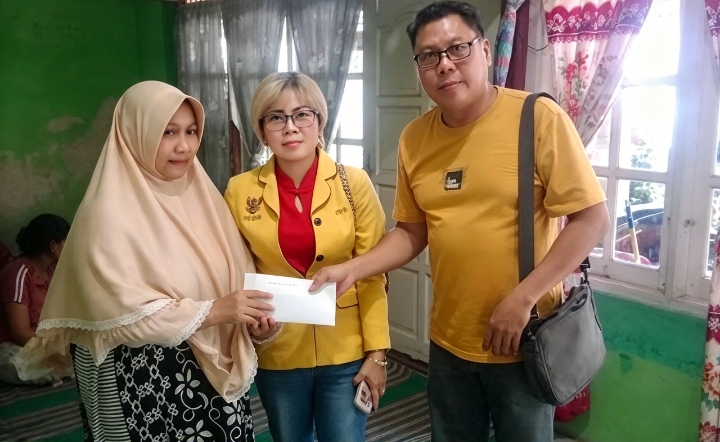 Deni, pemilik angkringan 'Murup' saat memberikan santunan kepada keluarga almarhum Triyono. Nampak Vio Sari mendampingi.