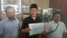 Ismet Gunawan, Koordinator Masyarakat Tegal Bersatu (MTB), saat melaporkan Dinas Pendidikan Kabupaten Tegal ke Kejaksaan Negeri Kabupaten Tegal