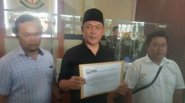 Ismet Gunawan, Koordinator Masyarakat Tegal Bersatu (MTB), saat melaporkan Dinas Pendidikan Kabupaten Tegal ke Kejaksaan Negeri Kabupaten Tegal