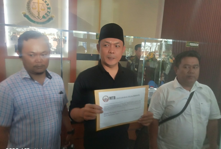 Ismet Gunawan, Koordinator Masyarakat Tegal Bersatu (MTB), saat melaporkan Dinas Pendidikan Kabupaten Tegal ke Kejaksaan Negeri Kabupaten Tegal