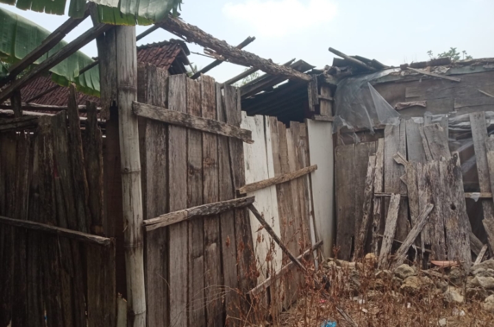 Foto: Nampak rumah tidak layak huni, atap ambruk.
